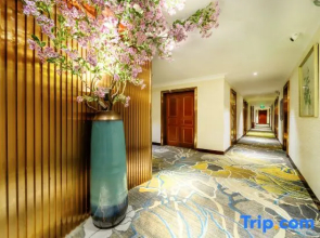 Holiday Inn (Fuyang Yingzhou District City Normal College)
