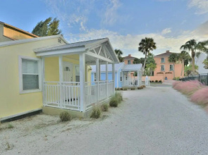 Siesta Beach Cottage, Sleeps 6, Walk to Beach, Stores, & Restaurants