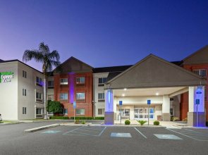 Holiday Inn Express & Suites Tulare by IHG