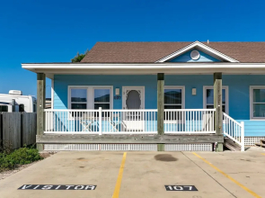 Intimate Resort 2 Blocks from Beach by RedAwning