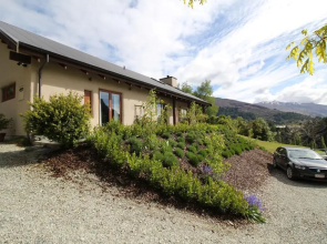 The Paddock Straw Bale Luxury Holiday House