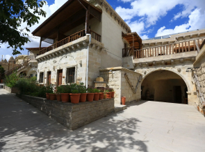 Holiday Cave Hotel