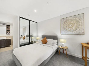 Phillip 2-bed: Chic Interiors, Amazing Amenities