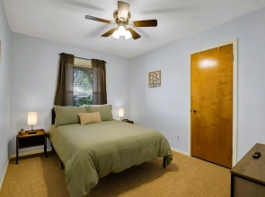 Cozy Haus With Fire Pit - 3 Min Drive to Main St!