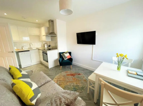 Modern 2 Bed Apt Centre of Penzance, Lift Access