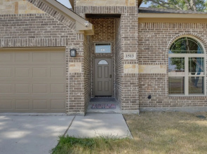 Grand Prairie Gem w/ Yard ~ 5 Mi to At&t Stadium!