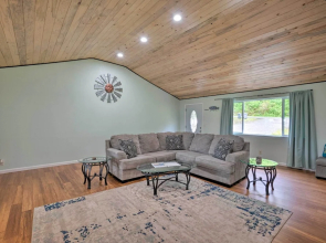 Bungalow w/ Wraparound Deck - 8 Mi to Brookings