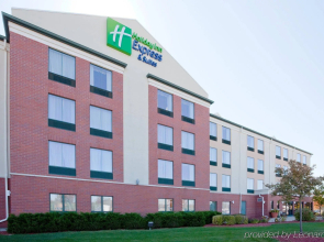 Holiday Inn Express & Suites New Berlin by IHG