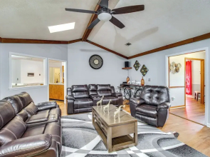 Pool + Gameroom: Family Fun Retreat in Hinesville!