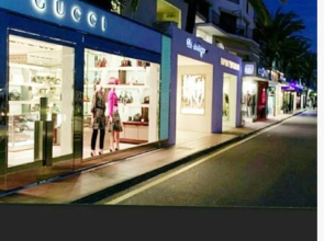 En la playa .Piscinas jardines Puerto Banús