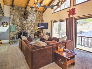 Swiss-style Chalet w/ Fireplace - Near Story Land!