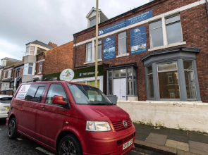 Find "DWELLCOME HOME Ltd" site for 10oo10 assurance from past guests - Huge 4 Bedroom Townhouse with 7 beds, 3 kings, 1 double, 2 singles, double sofa bed 100 Mbps broadband, free parking, Miles better than a hotel