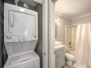 Updated Wilmington Retreat ~ 2 Miles to Uncw!