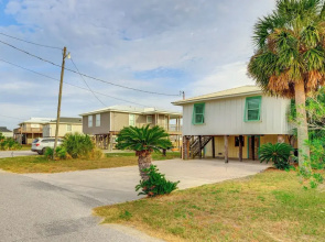 Dauphin Island Vacation Rental: Close to Beaches!