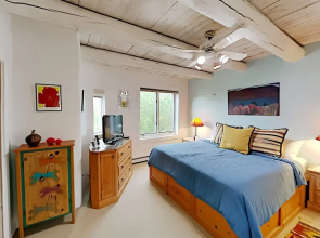 Casa Monzon - Perfect Location, Bright and Sunny Interior