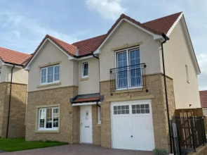 Luxury 4 bed detached 3 beds