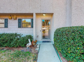 Snowbird-friendly Condo With Patio, Central AC, W/d, Pool & Tennis - Near Beach