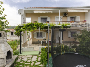 Holiday house More - garden shower: Vinisce, Riviera Trogir