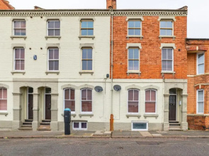 Spacious Contractor House for Large Groups - Private Parking by Comfy Workers
