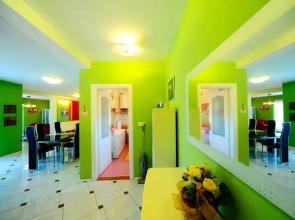 4 Bed Villa Sleeps 9 - Pool, Pets, Garden, Parking
