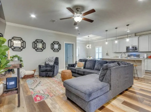 Chic Navarre Getaway w/ Large Yard: 4 Mi to Beach!