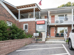 Econo Lodge Inn & Suites