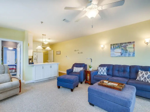 Lakefront Huddleston Condo w/ Community Pool