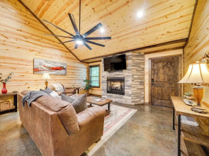 Broken Bow Cabin w/ Private Hot Tub: 14 Mi to Lake