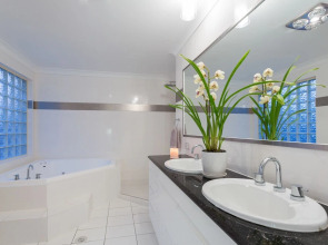 Sails @ Hope Island Resort