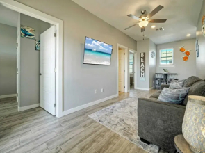 Sleeps 33! 4 Condos, Walk to the Beach, Resort-style Pool, Endless Summer Resort