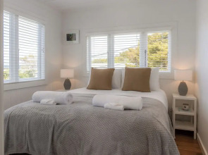 Tahatai Cottage with Spa Pool - Oneroa