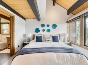 Lake View, Firepit, Game Room Remodeled Lake Tahoe Luxury Cabin by Avantstay