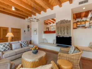 Acoma - Majestic Views, Near the Santa Fe Opera and Four Seasons in Tesuque