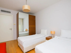 Private Garden Oasis in 4-bed Flat, With Hotel Perks