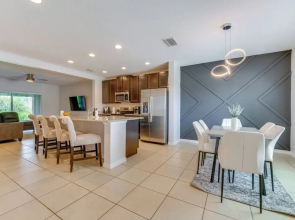 12 Mi to Disney Parks: Townhome w/ Pool Access!