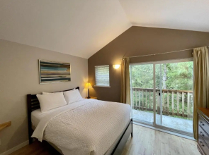 Waterfront 2 bedroom Cottage with Hot Tub!