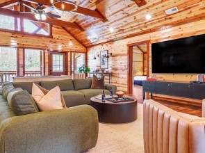 Daybreak by Avantstay Sleeps 18 Cabin + Pool/spa