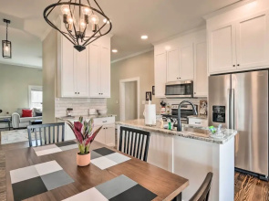 Ideally Located 'penne Place' w/ Deck & Grill