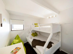 Central, Modern Loft Style Home - 2 Min walk from Town