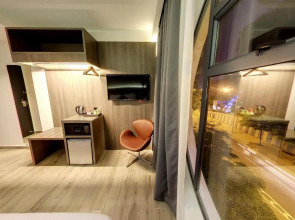 Flora by Crossroads Hotel