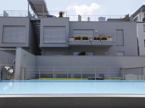 Red Flower Apartment with Pool - 5 min to Lake