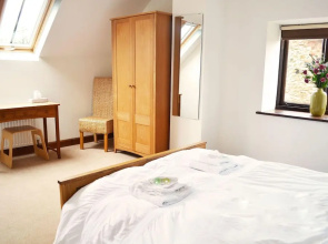 A beautiful conversion of a 400-year-old threshing barn. Pet-friendly.