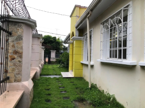 4 Bed House-sleeps 8-pet Friendly- Shared Garden