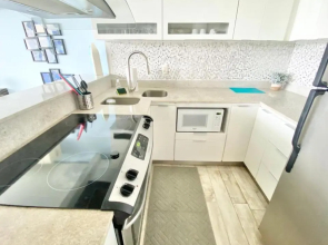 KASA Brisa Marina - 1 bed 1 bath for 2 OCEAN VIEW BALCONY BEACHFRONT CONDO POOL