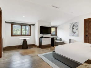 Vail Village Private 4 BR Residence w Full Kitchen by RedAwning
