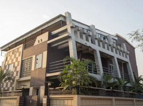 OYO 11345 Hotel White House Inn