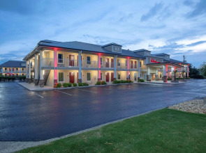 Red Roof Inn & Suites Calhoun