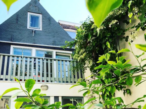 LUXE TOPLOCATIE! Monument hartje centrum Dordrecht, 2 badkamers, 2 keukens, tuintje (10 personen)