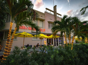 Beds n' Drinks Hostel