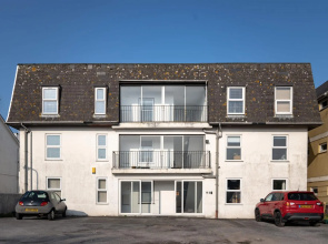 Lawsons Place - Family-friendly Apartment With Parking on Babbacombe Downs
